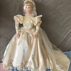 The Ashton-Drake Galleries Lisa’s 1990’s Wedding Dress Porcelain Doll
